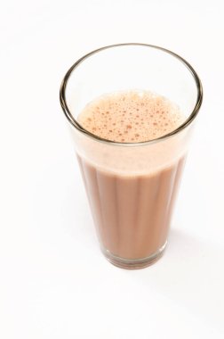 Beyaz arka planda izole edilmiş geleneksel Hint sütlü çayının yakın çekimi