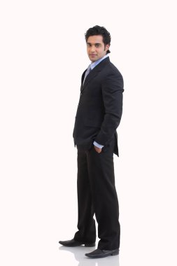 Beyaz arka planda el ele tutuşan genç iş adamlarının yan görünüşü