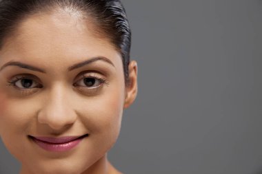 Renkli arka planda güzel bir kadının yakın plan portresi