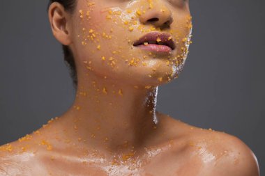 Kadının dairesine sürülmüş.