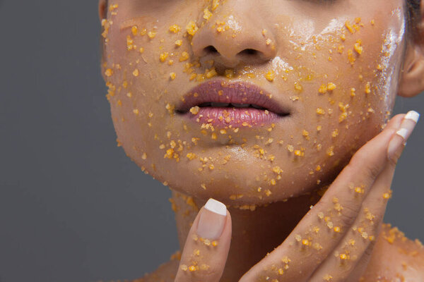 Молодая женщина нанесла скраб на лицо