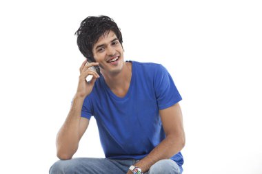 Cep telefonu kullanan genç adamın portresi