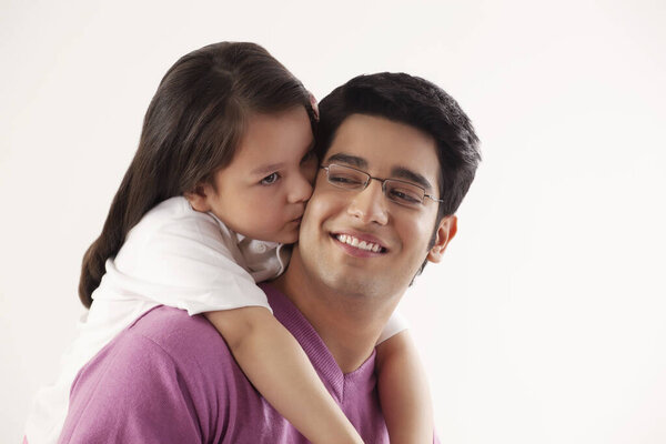 Крупный план маленькой девочки, целующей своего отца