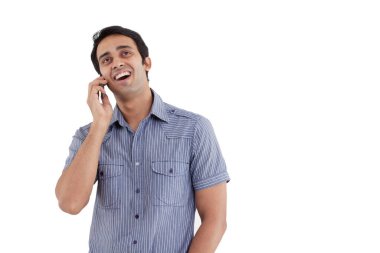 Adam telefonda konuşurken gülüyor.