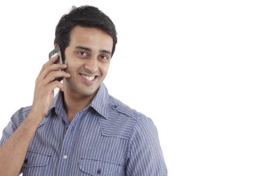 Cep telefonuyla konuşan adamın yakın plan portresi.