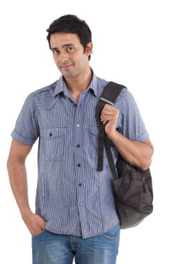 Gülümseyen bir gencin portresi.