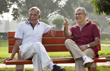 Yaşlı adam arkadaşına bir şey gösteriyor.