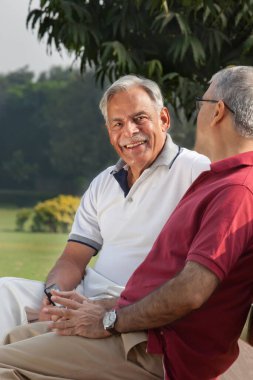 bir parkta yaşlı bir adam portresi