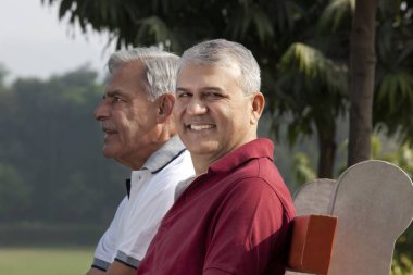 bir parkta yaşlı bir adam portresi