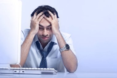 İşadamı iş yerinde stresli