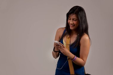 müzik telefonunda kadın