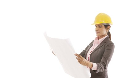 Kadın mühendis planları okuyor.