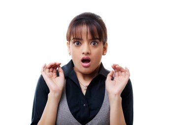 Beyaz arka planda şok olmuş genç kadın yöneticinin portresi