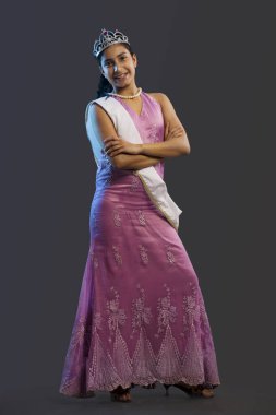 Genç bir güzellik kraliçesinin portresi