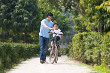 Bisikletli baba oğul.