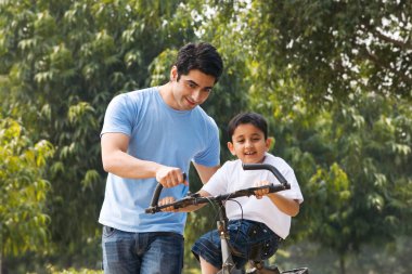 Bisikletli baba oğul.