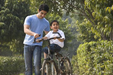 Bisikletli baba oğul.