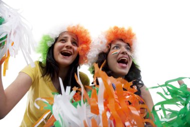 Peruklu kızlar tezahürat yapıyor