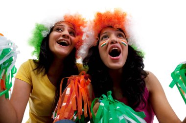 Peruklu kızlar tezahürat yapıyor