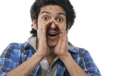 Beyaz arka planda duran genç çocuk