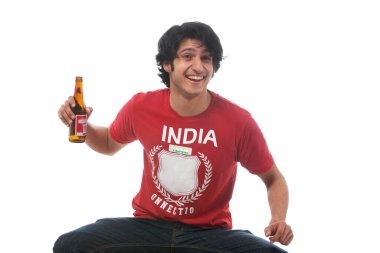 Genç adam bir bira şişesi holding