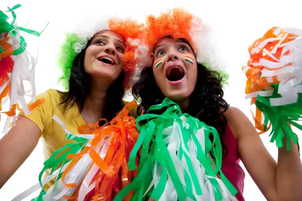 Peruklu kızlar tezahürat yapıyor