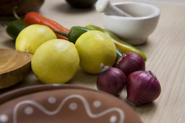 Limonlar, soğanlar ve hayalet biberleri.