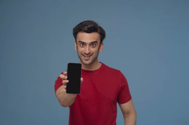 Elinde cep telefonunu arka planda gösteren genç bir adamın portresi..