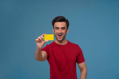 Elinde kredi kartı tutan genç bir adamın portresi..