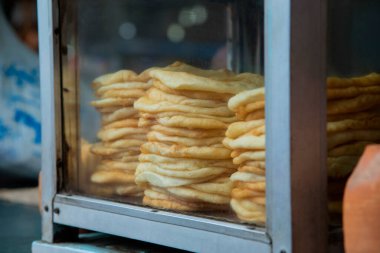 Pazarda taze puri tezgahı