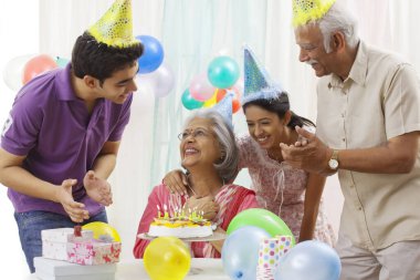 Aile evde doğum gününü kutluyor.