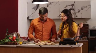 Doğum gününü Champagnes Şarap Kadehi ile kutlayan çift