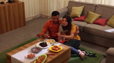 Mutlu çift doğum gününü kutluyor.