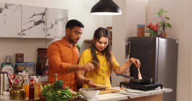 Karı koca mutfakta Çin yemeği pişiriyor.