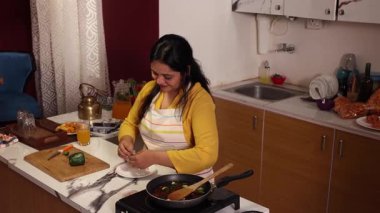 Bir kadın sandviç paketini açıyor.