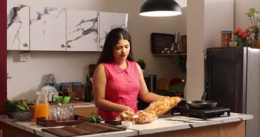 Atıştırmalık paketleri açan bir kadın.