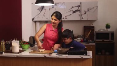 Anne ve oğul hamur hazırlıyor.