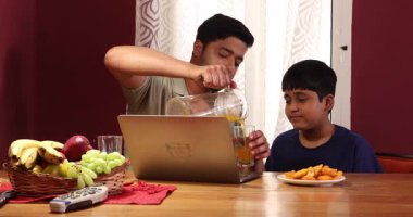 Baba ve oğul içkilerinin tadını çıkarıyor.