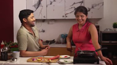 Çift birlikte mutfakta yemek hazırlama