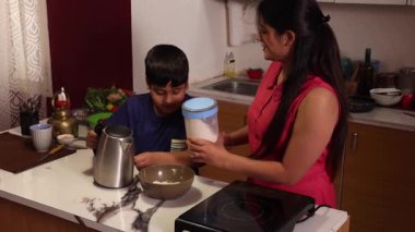 Anne ve oğul birlikte hamuru hazırlıyorlar.