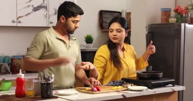 Mutfakta birlikte yemek pişiren çift.