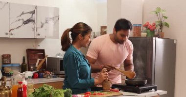 Mutfakta birlikte yemek pişiren çift.