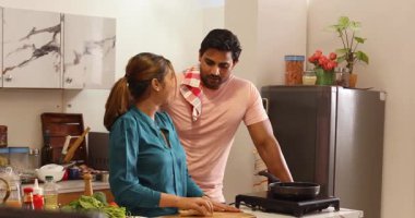 Karısı mangırı yumuşatıyor, kocası da ona yardım ediyor.