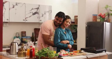 Çiftler abur cubur yerken birlikte vakit geçiriyorlar.