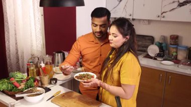 Karı koca birbirlerini aşkla besliyorlar.