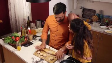 Karı koca mutfakta para saçıyor.