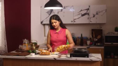 Atıştırmalık paketleri açan bir kadın.