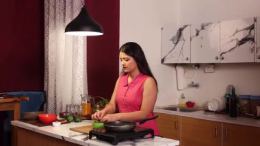 Çilekleri doğrayan bir kadın.