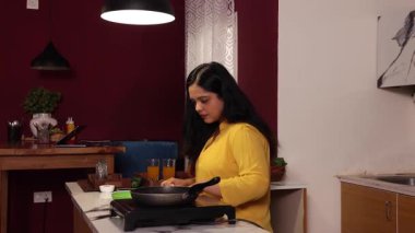 Çilek temizleyen ve doğrayan bir kadın.