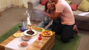 Mutlu çift doğum gününü kutluyor.